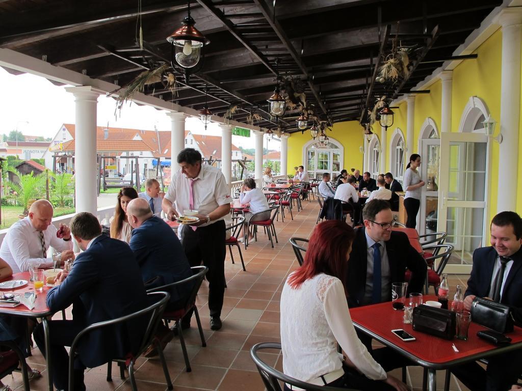 Hotel Zamecek Mikulov Exterior photo