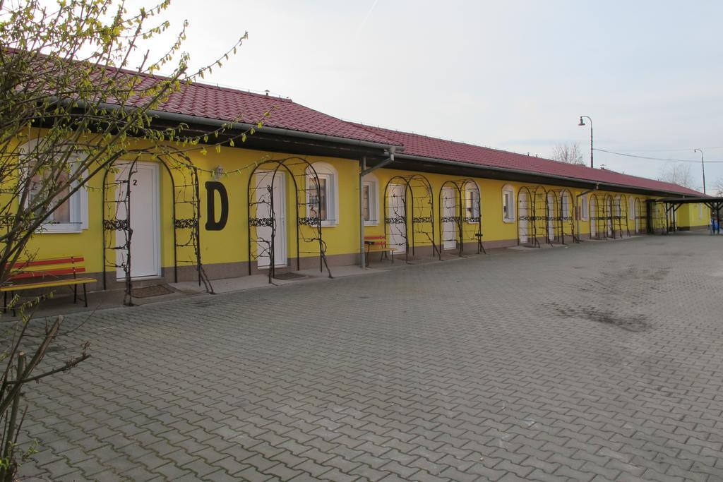 Hotel Zamecek Mikulov Exterior photo